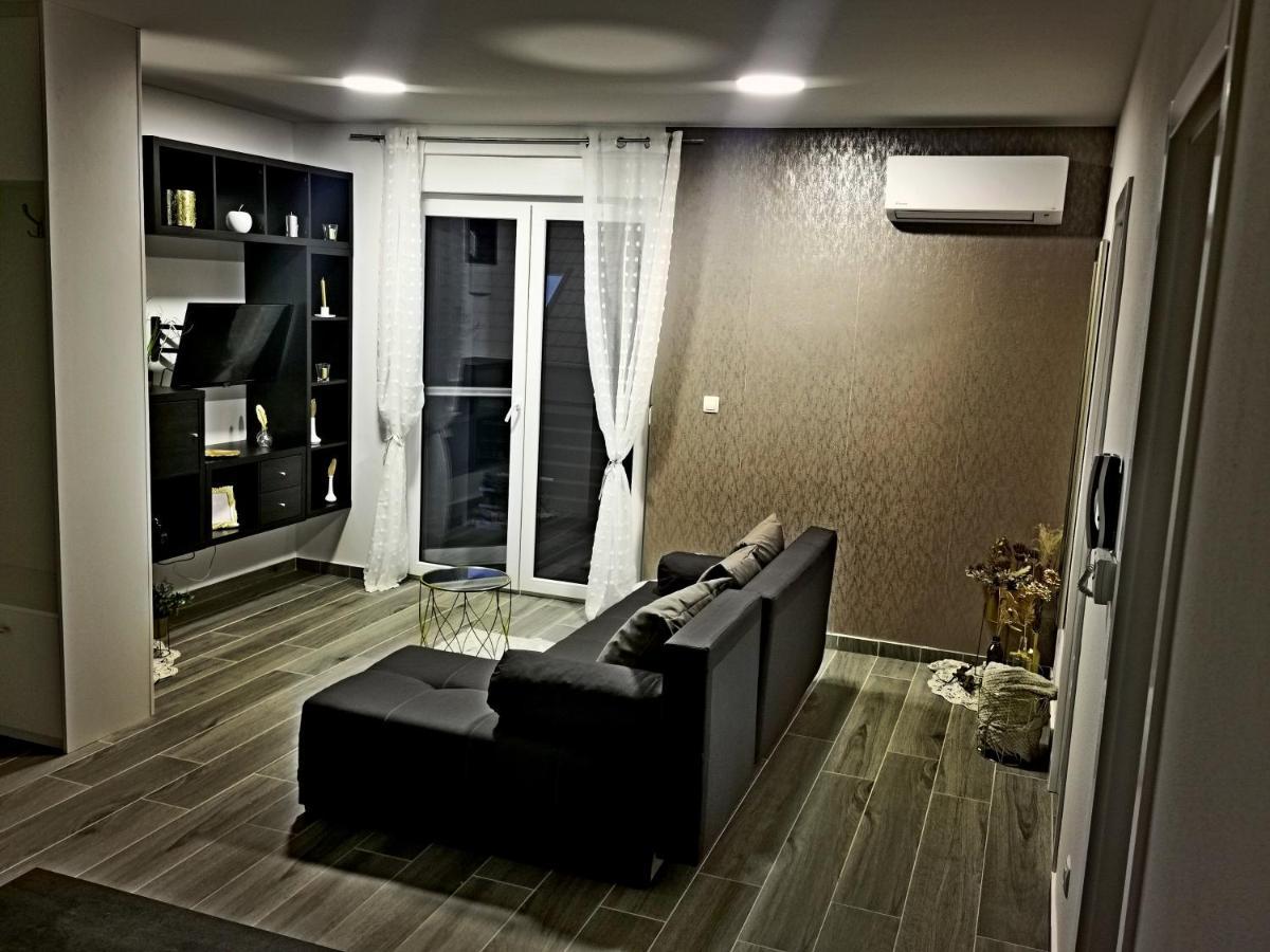 Golden - Self Check In Osijek
